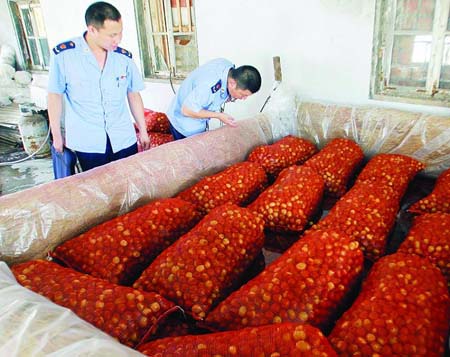 先烫后泡青枣变“红枣”工商部门查处一黑作坊
