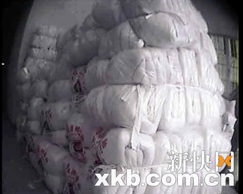 ■工人在进行边角料处理。 ■工人在进行边角料处理。