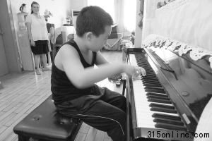�Աջ������ٹ�ʮ��ĸ��ȥѧУ����๤��飨ͼ��