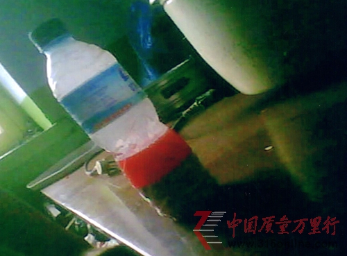 ͼ1����ˮ֮ǰ����ע���ҩ�������ۺ�ɫ��ע��Һ