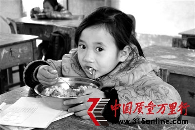 3��13�գ�����������Ū����Сѧ��СŮ�����ڳ��緹����У��Ӫ�����������ڹ���&ldquo;׳׳ˮţ��&rdquo;���������� � ��
