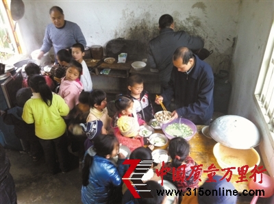 3��13�գ�����������Ū����Сѧ����ʦ�ڳ�����������ʢ��ʢ������УУ����ʾ��������Ϊ���ǳ������ֲ������ҵ��ĳ���ʳƷ��ȫ���⣬������ҵѡ��ˮţ�̡��������� � ��