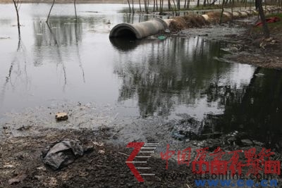 ���ϴ����ںӵ�����һ���ſڣ����е�ˮ�Ѿ�������˺�ɫ��