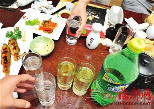 ������ƿ��ѩ�̦뵹������Һ���ǻ�ɫ��