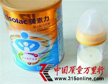 5��30�գ������������ڸ�����ι��ʱ�������̷�����һֻ��ɫ��������ǻ�Բ���Ƚ�ϸ����ֱ��Լ�����׵ĳ��ӡ������̷�ϵ��������װһ���̷ۡ�(������ʱ����)