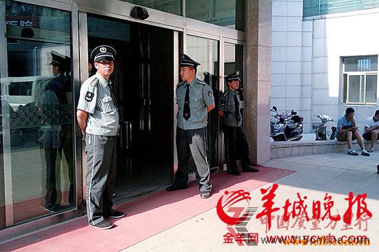 ��һ��ͯҽԺ�ſ������������ţ� Ժ����ϣ��ý�������룬 ����Ӱ��С���������� ��� ��