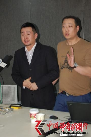 图为商场及其所属集团新闻发言人回答消费者和媒体提问。 郭虹 摄