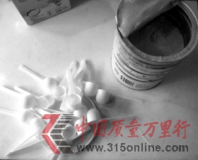 1��2�գ���ɳ�л���С����̷Ůʿ�������ϰڷ��Ÿ��������һ���̷ۣ��Լ����̷۹����ó���18ֻ���ӡ�ͼ/̷Ůʿ�ṩ 