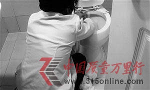 �ͷ�����Ա��ϴ��ë������Ͱ���ű߻�����ԡ��������һ��ϴ��ë����
