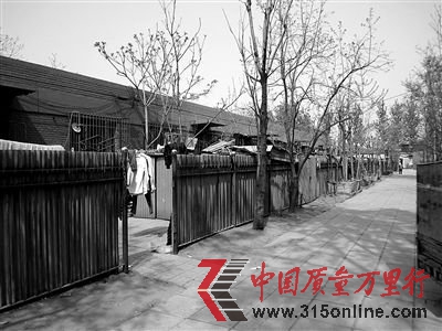 7个月前,中科院心理研究所寄往云南灾区的衣物被告知丢失。近日,丢失的衣物被晾晒在申通快递公司一站点平房外。昨天,该快递一负责人承认,投递员从被退回的包裹中私拿衣物。