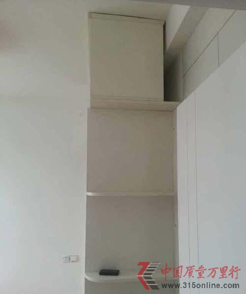 厦门红星美凯龙家具疑现瑕疵 工作人员大吼顾客