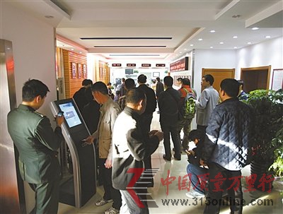 六成受访者退卡排队超一小时 “退卡难”成问题