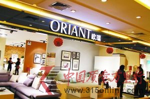 在北京十里河一家主流家居卖场里,欧瑞的专卖店仍在销售着被曝甲醛超标的同款产品。